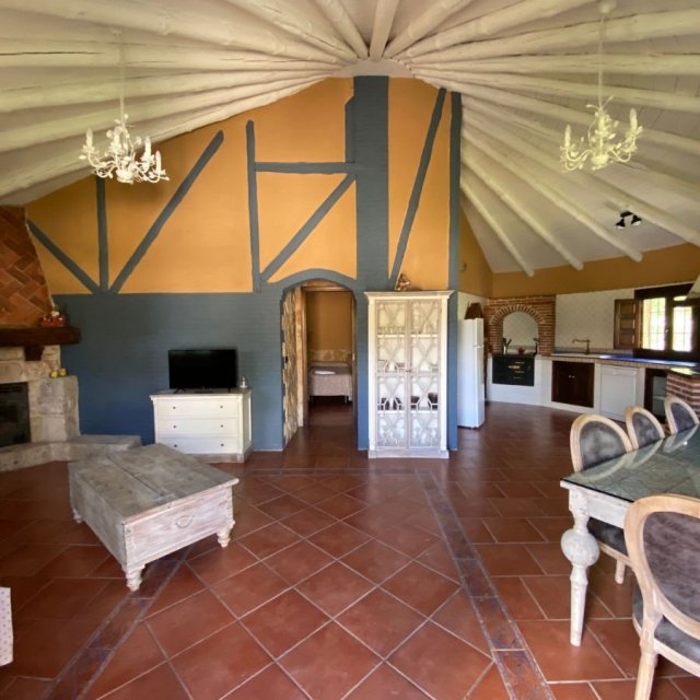 Sala amplia con la cocina 