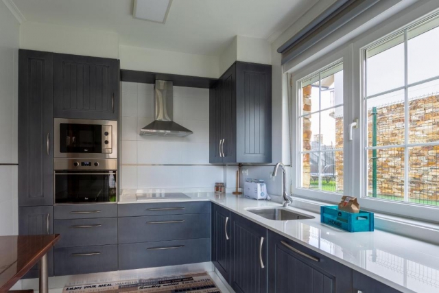 Cocina amplia con ventana