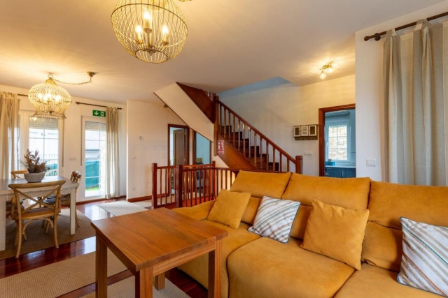 Sala amplia con su mesa