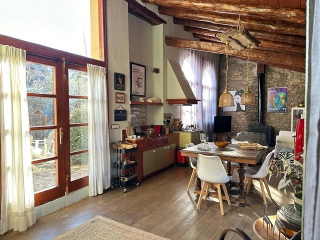 Sala amplia con mesa