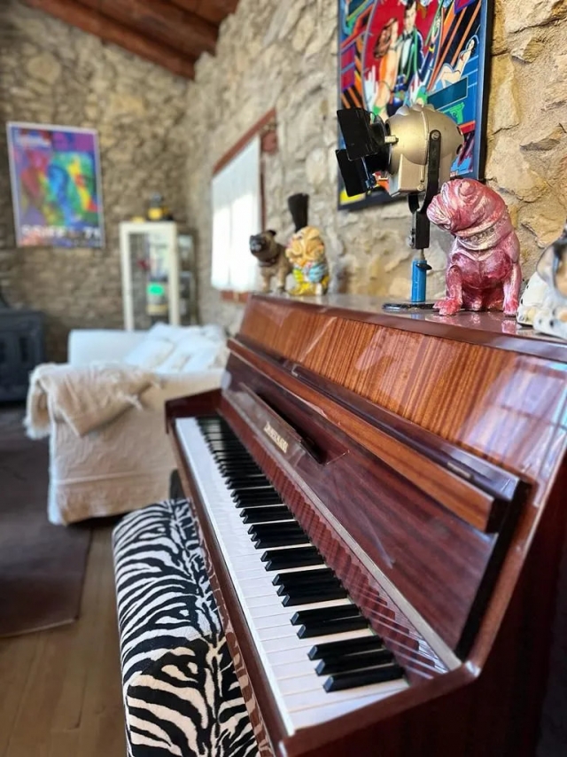 Sala de estar con piano