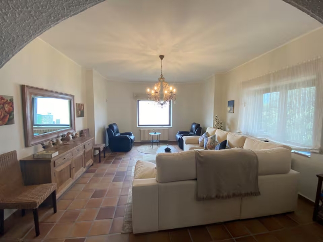 Sala amplia con sillones 