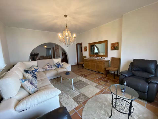 Sala amplia con sillones 