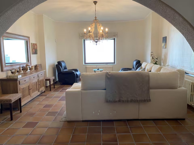 Sala amplia con sillones 
