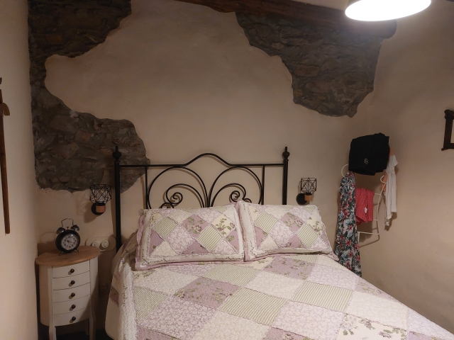 Dormitorio con cama amplia