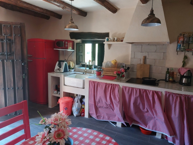 Cocina con mesa