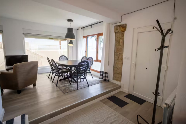 Sala de estar con mesa 