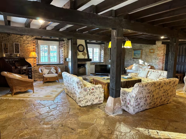 Sala amplia con chimenea