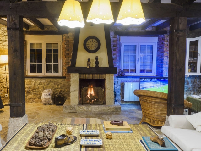 Sala amplia con chimenea