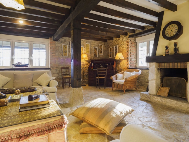 Sala amplia con chimenea