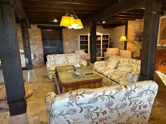 Sala amplia con sillones 