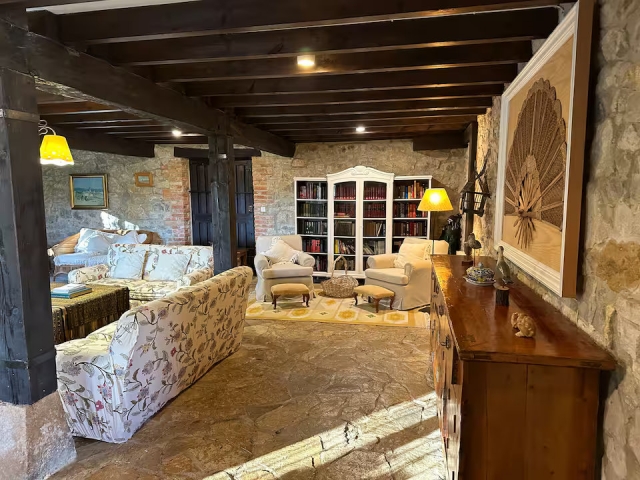 Sala amplia con sillones 