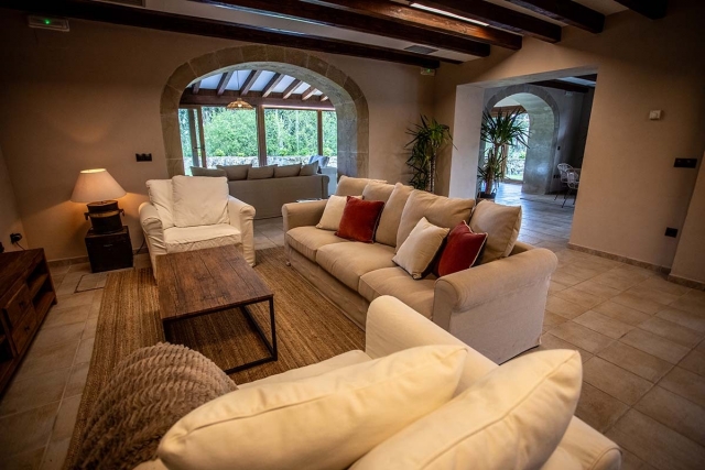 Sala amplia con sillones