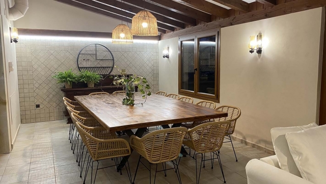Sala amplia con su mesa 