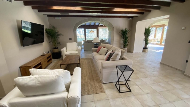 Sala amplia con vistas