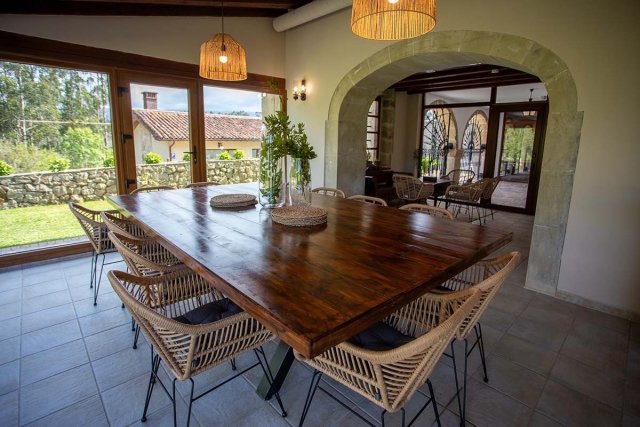 Sala de estar con mesa