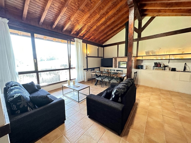 Sala amplia con mesa 