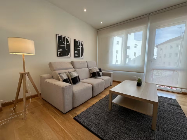 Sala amplia con sofa cama