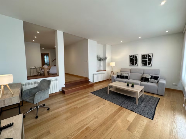 Sala amplia con sofa 
