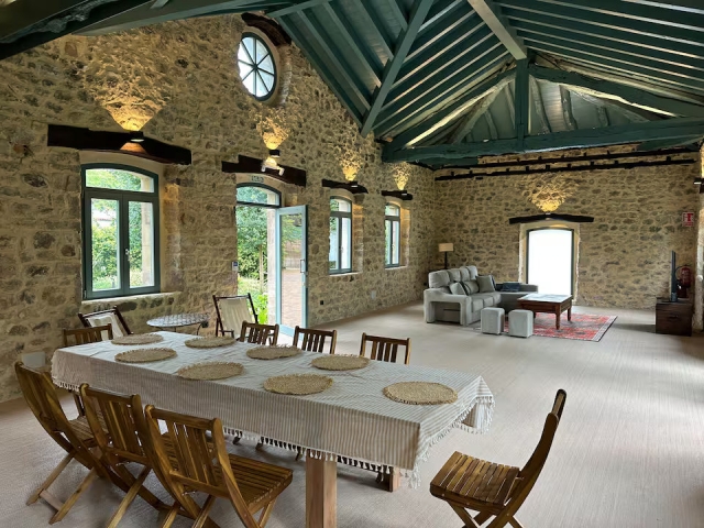 Sala amplia con mesa