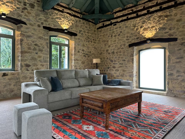 Sala amplia con sillones 
