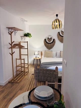 Dormitorio con piedra vista