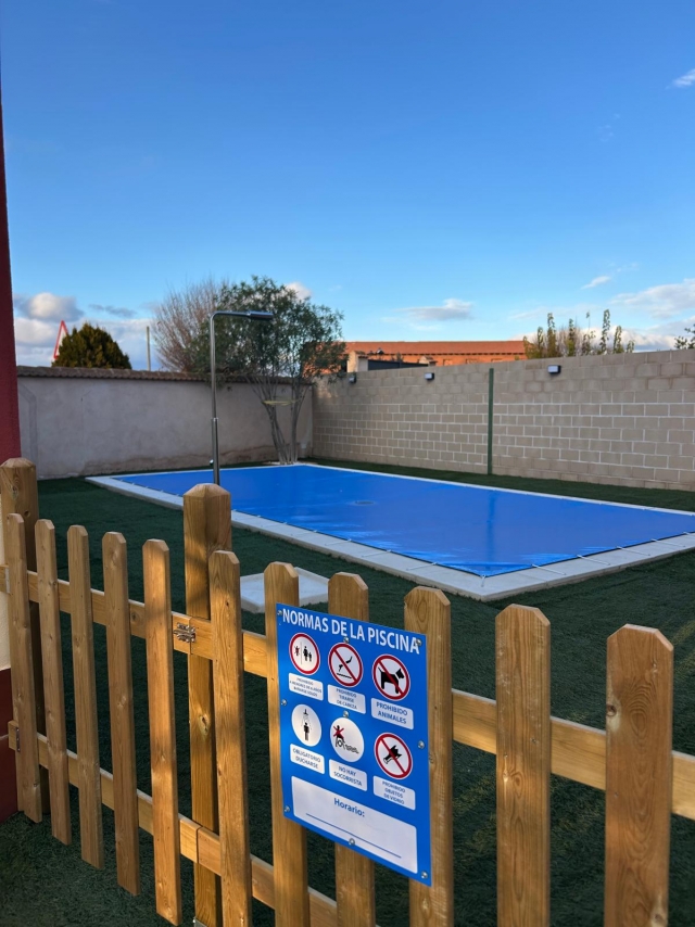 Amplia piscina exterior