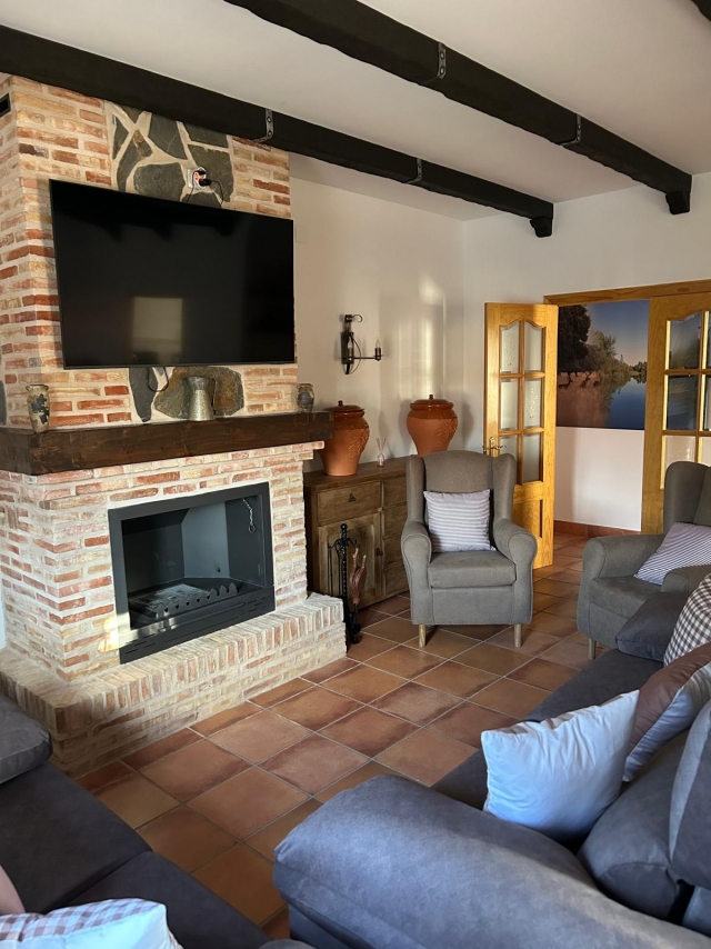 Sala amplia con chimenea