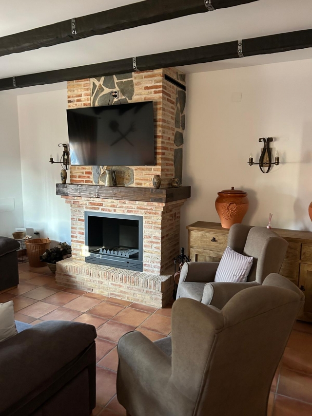 Sala amplia con chimenea
