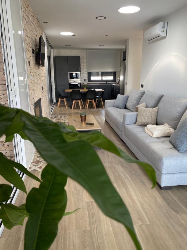 Sala amplia con chimenea