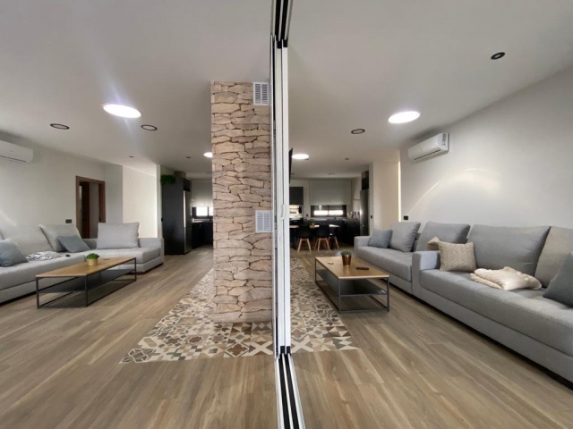 Sala amplia con sillones