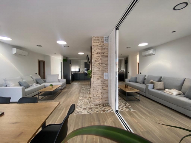 Sala amplia y mesa