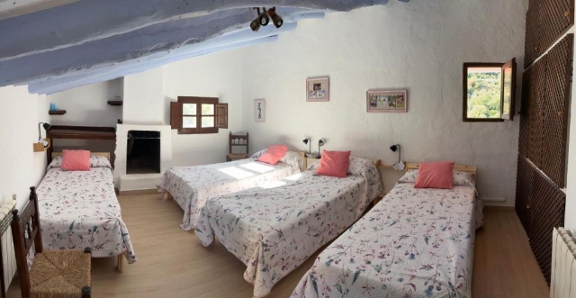 Dormitorio y cuatro camas