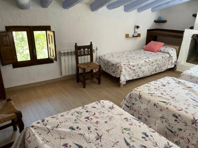 Dormitorio y cuatro camas