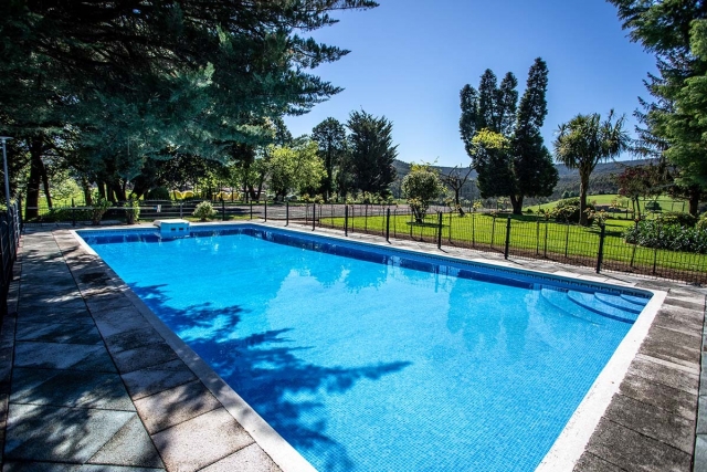 Amplia piscina exterior