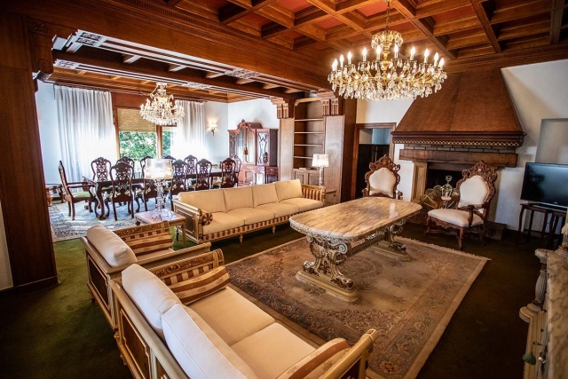 Sala amplia con chimenea