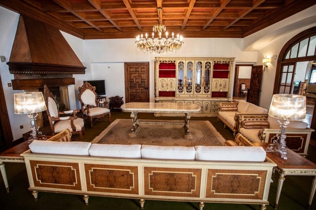 Sala amplia con chimenea
