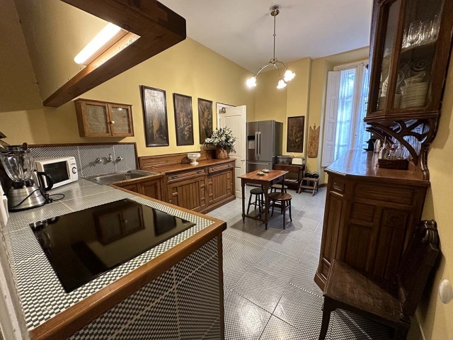 Cocina amplia con mesa