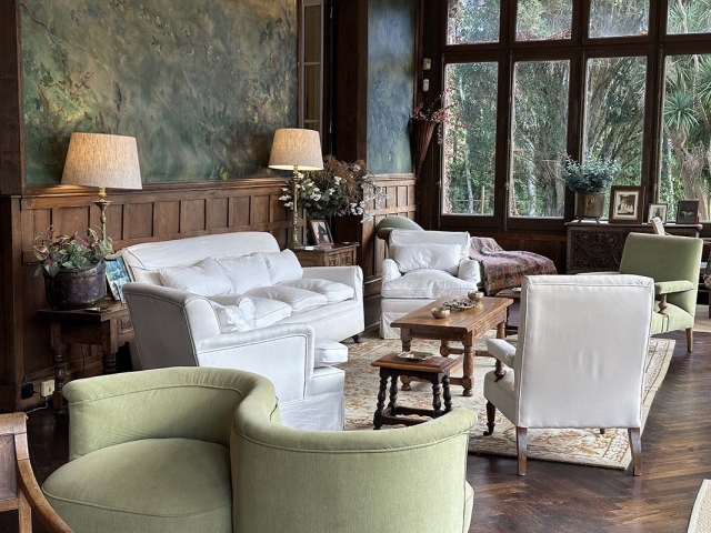 Sala amplia con vistas