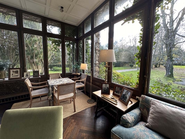 Sala amplia con vistas 