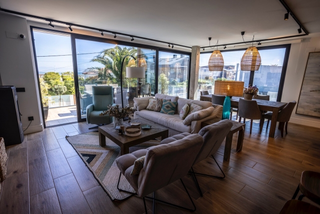 Sala amplia con sillones 