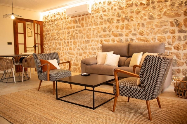 Sala con pared en piedra