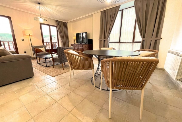 Sala amplia con sillones 