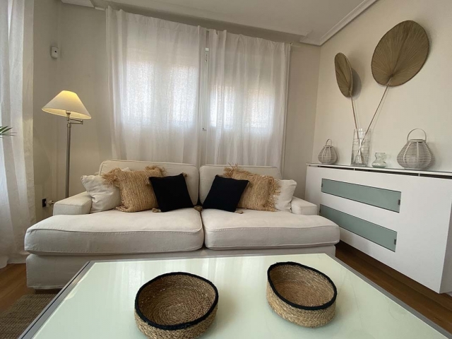 Sala amplia con sofa 