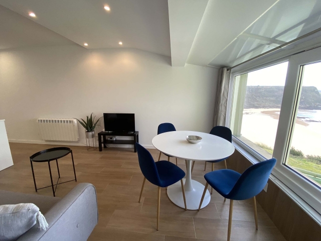 Sala amplia junto a la playa