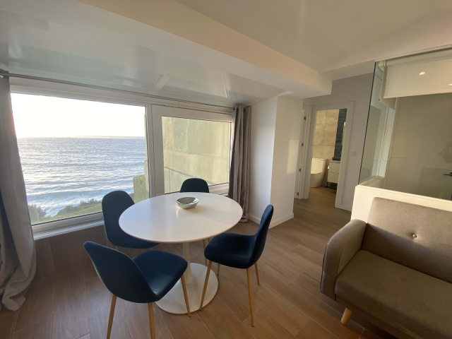 Sala de estar con mesa