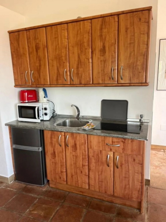 Cocina con armarios 