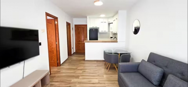 Sala amplia y mesa