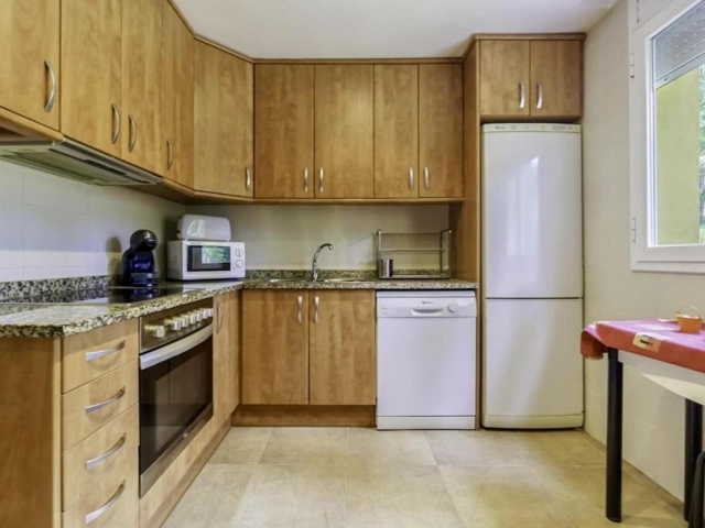 Cocina con armarios 