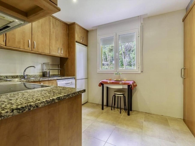 Cocina con encimera en L